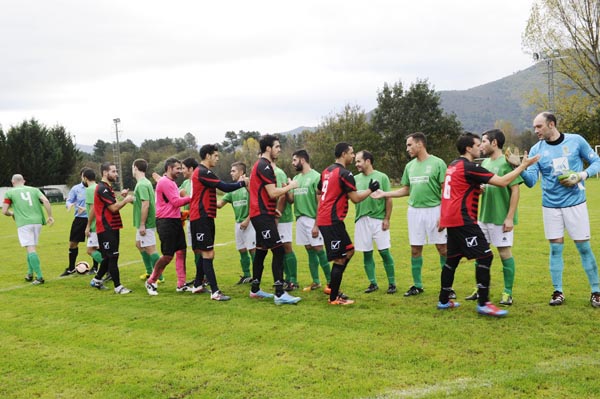 Os xogadores do Quiroga e do Garabolos saúdanse antes de comezar o partido.