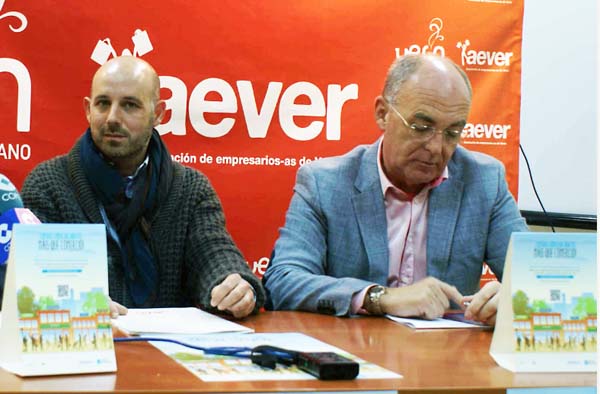 O presidente de AEVER/CCU Verín, co alcalde da localidade na presentación, na que tamén estivo o delegado da Xunta en Ourense.