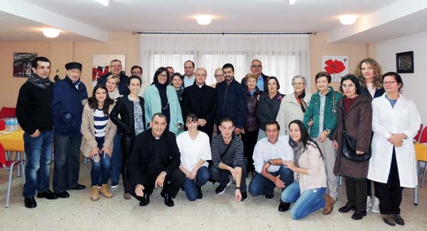 Os participantes neste encontro no comedor que Cáritas xestiona en Ourense.
