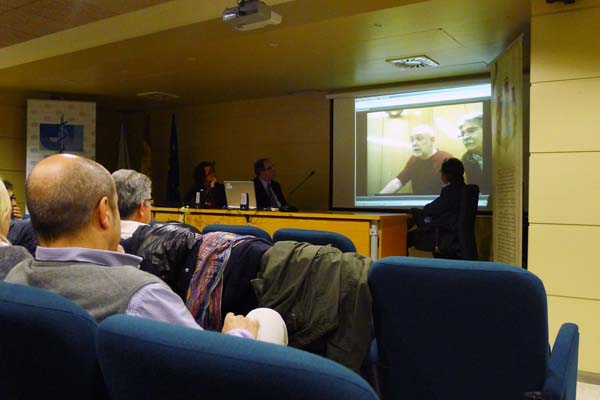 Operativo de videoconferencia que porá en marcha o colexio a partir de agora no Barco e que se probou xa nesta reunión./ Foto: Ángeles Rodríguez.