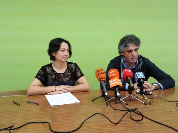 O coordinador provincial de CxG, Xosé Manuel Pérez Bouza, e a concelleira de CxG en Maceda, Ruth Parada, na comparecencia ante a prensa.