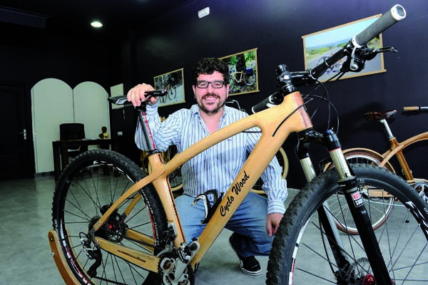 O xerente de Cyclowood, Gerardo Fernández Pousada, cun dos modelos de bicicleta que fabrica esta empresa./ Foto: Carlos G. Hervella.