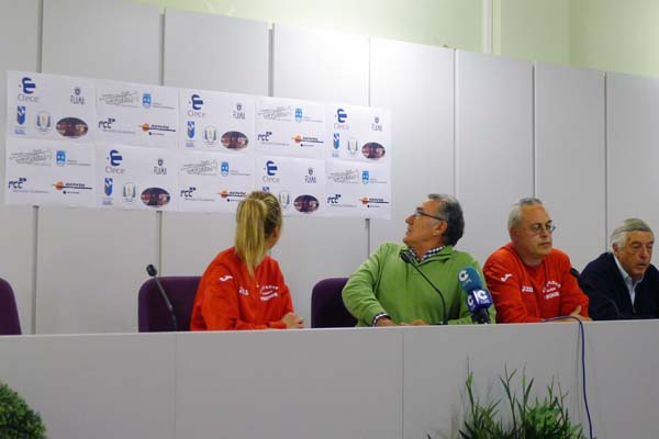 Eva Arias e Alfredo García, mirando os logotipos dos patrocinadores da atleta./ Foto: Ángeles Rodríguez.