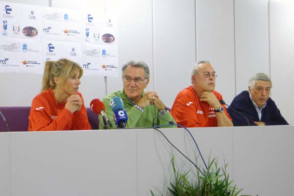 A atleta Eva Arias, na rolda de prensa xunto ao alcalde do Barco, ao presidente do Adas e ao concelleiro de Deportes barquense./ Foto: Ángeles Rodríguez.