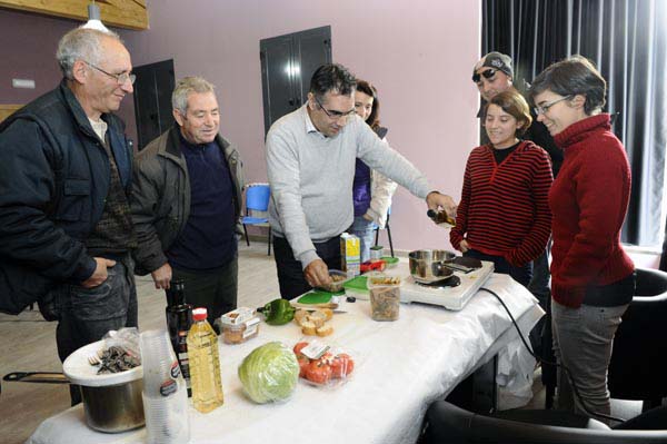 Demostración de cociña cunha serie de pratos con cogomelos./ Foto: Carlos G. Hervella.