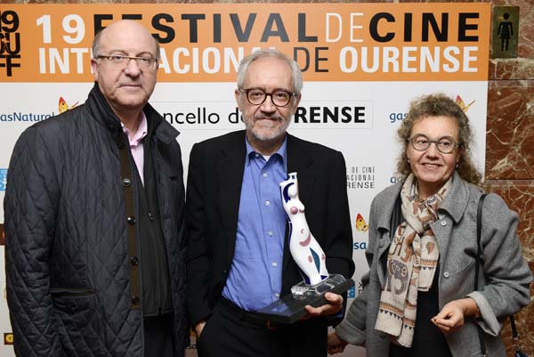 O alcalde de Ourense, co director galardoado e coa concelleira de Cultura./ Foto: Daniel Gallego.