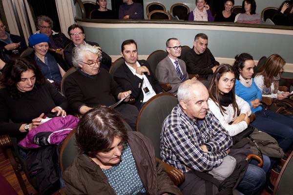 Público asistente á representación de "Pequenas certezas" no Teatro Principal de Santiago.