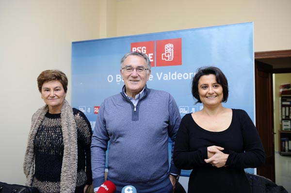 As deputadas socialistas Margarita P. Herráiz e Laura Seara, co alcalde do Barco, Alfredo García./ Foto: Carlos G. Hervella.