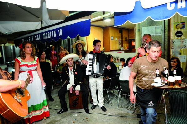 Un dos grupos participantes na primeira edición dos cantos de taberna celebrada en Trives no verán./ Foto: Carlos G. Hervella.