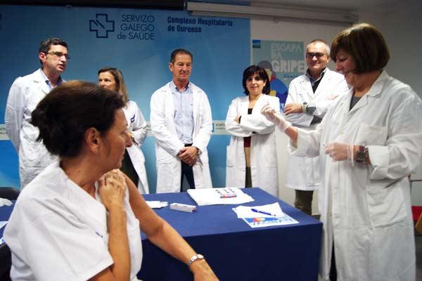 Profesionais sanitarios participantes neste acto promocional da vacinación contra a gripe.