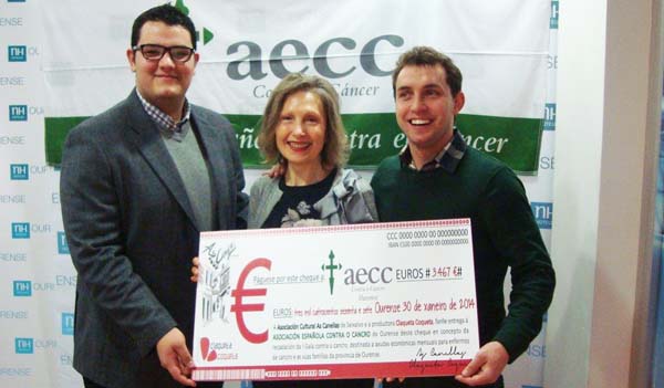 Entrega do cheque co recadado na pasada edición da gala contra o cancro en Ourense.