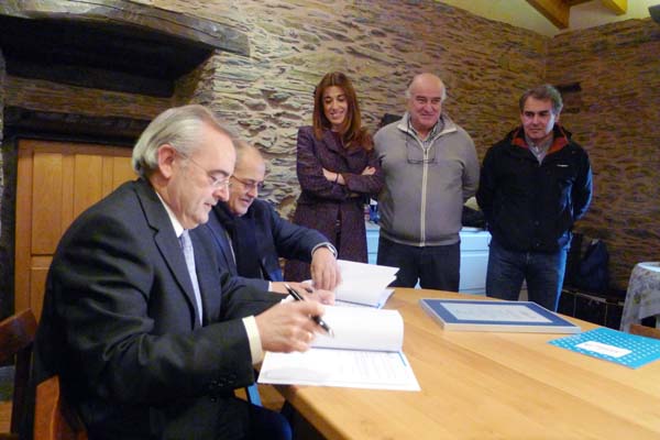 Firma do acordo entre Galicia Calidade e A Coroa./ Foto: Ángeles Rodríguez.