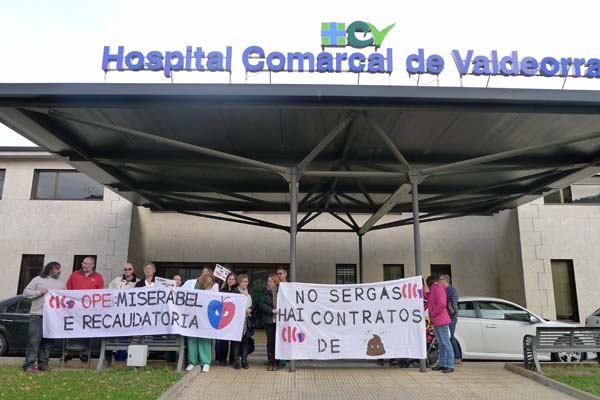 Persoas participantes na concentración de CIG-Saúde ás portas do HCV./ Foto: Ángeles Rodríguez.