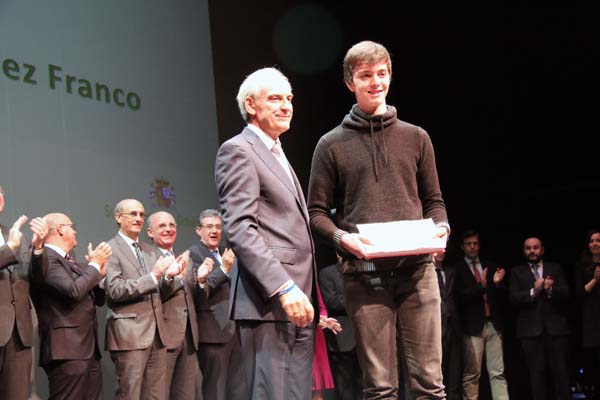 O subdelegado do Goberno en Ourense, Roberto Castro, entregando un dos premios do concurso infantil.