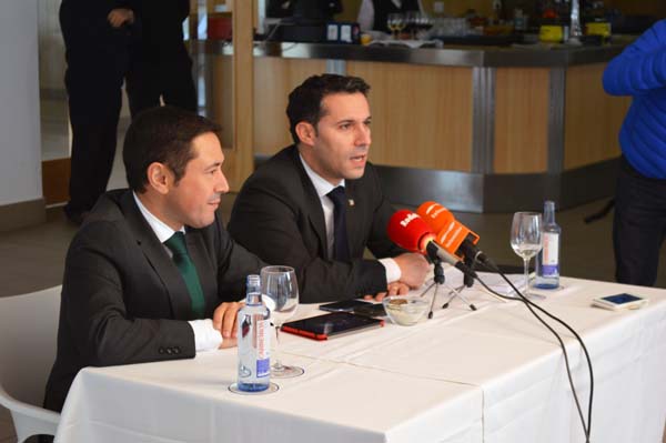 O director xeral de Oca Hotels, Ramón Brañas, e o director xerente de Ova Nova Manzaneda, Gustavo Samartín,