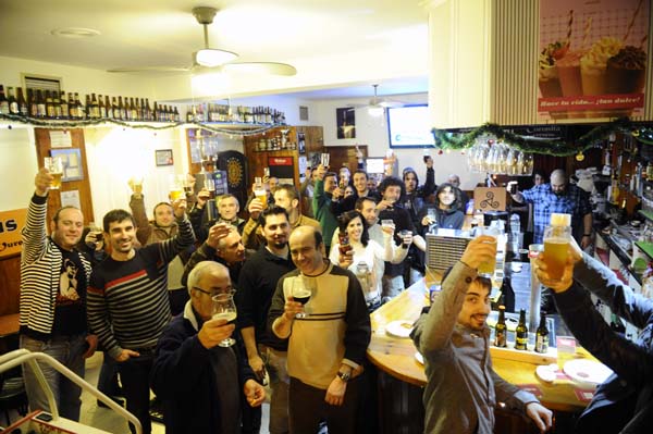 Participantes na primeira edición da festa da cervexa artesana no Triskel./ Foto: Carlos G. Hervella.