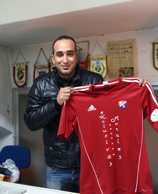 Adil Soudassi coa camiseta do Centro de Deportes Barco.