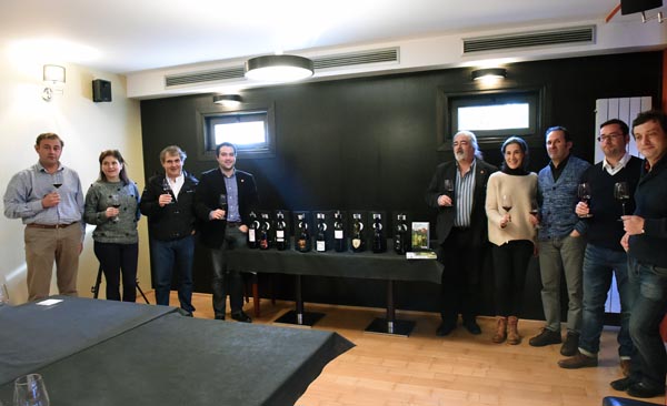 Os expertos, ao final da cata, co presidente do CRDO Valdeorras e a responsable da Vinoteca Pepa./ Foto: Carlos G. Hervella.