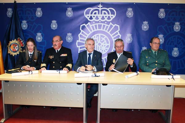 Autoridades presidindo a conmoración do  191º Aniversario da Fundación do Corpo Nacional de Policía, en Ourense.