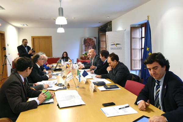 Un dos momentos da xuntanza da Comisión Executiva do Eixo na Casa do Río Cigüeño no Barco./ Foto: Carlos G. Hervella.