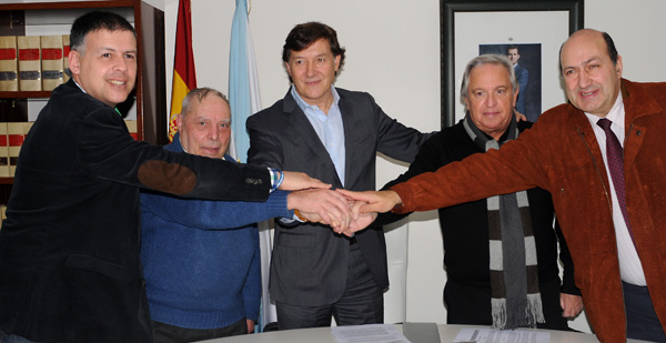 O asesor deportivo da Deputación, o secretario xeral para o Deporte e o delegado da Xunta, cos presidentes dos dous clubs de fútbol.