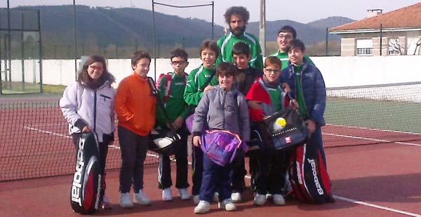 Xogadores do C.T. Rúa-Escola Municipal de Tenis que xogaron en Verín. ￼