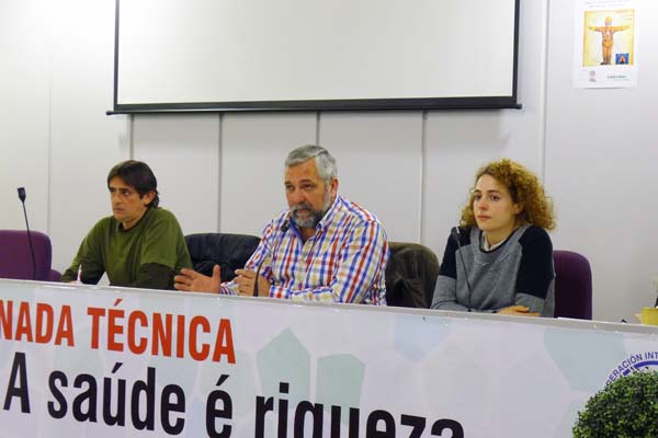O secretario da CIG Valdeorras, cos dous ponentes da xornada./ Foto: Ángeles Rodríguez.
