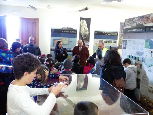 Escolares do colexio de Rubiá visitando o centro de interpretación do Parque Natural da Serra da Enciña da Lastra.