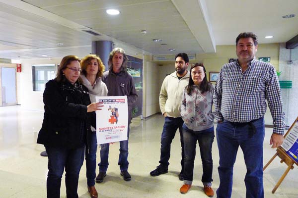 Membros da Xunta de Persoal do HCV co cartaz da manifestación./ Foto: Ángeles Rodríguez.