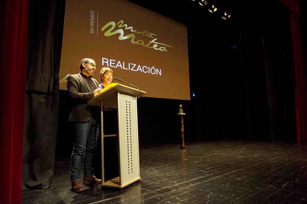 Os intérpretes Mercedes Castro e Ricardo de Barreiro, na presentación dos nominados aos Premios Mestre Mateo 2015.