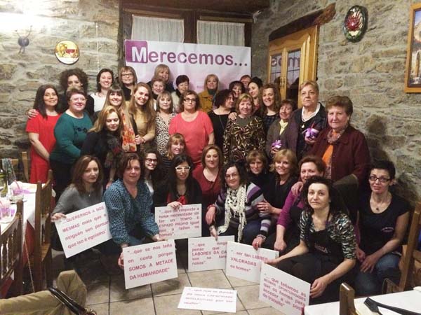 Grupo de mulleres asistentes á II Cea de Confraternidade de Mulleres da Comarca de Quiroga./ Foto: Concello de Quiroga. 