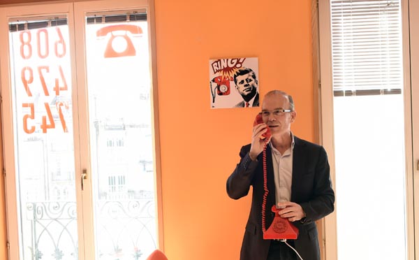José Ángel Vázquez Barquero co teléfono vermello co que estará en contacto directo coa cidadanía.