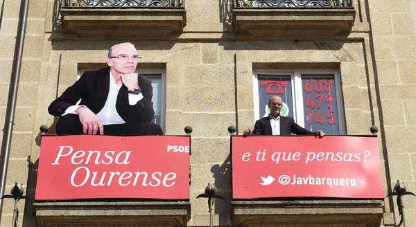 Vázquez Barquero no balcón da oficina da agrupación municipal do PSdeG PSOE na praza Maior de Ourense.