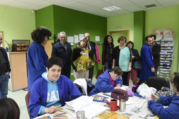 Os usuarios do centro ocupacional de Asfaval durante a visita.
