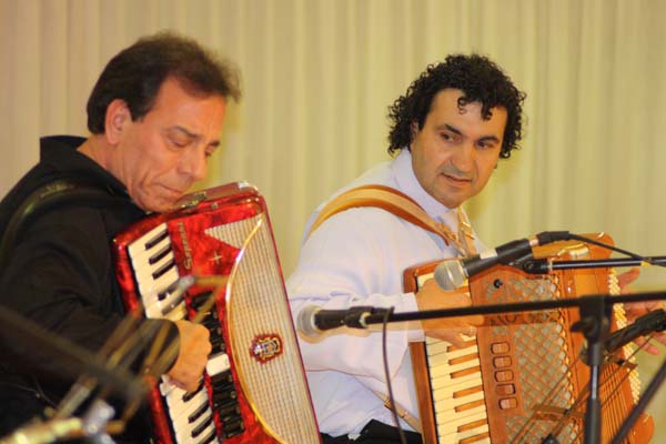 Os acordeonistas Xaime Vilas e Manuel Olegario.