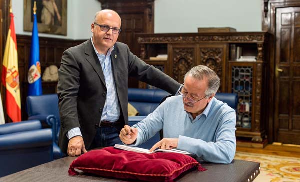 José Rodríguez asinando no Libro de Honra da Deputación de Ourense.