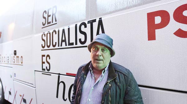 O alcalde de Petín e deputado provincial no autobus do PSOE. /Foto: Carlos G. Hervella.