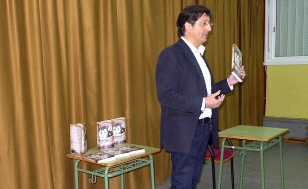 O escritor Fernando Méndez co libro "Nunca guardes las cosas rotas". /Foto: Mónica G. Bellver.