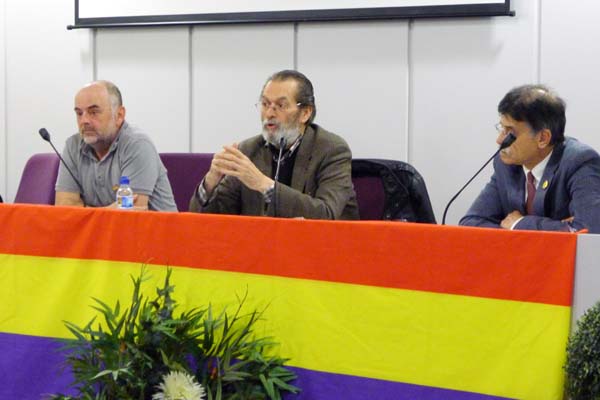 Andreu Missé (no centro), na conferencia impartida no Barco./ Foto: Ángeles Rodríguez.