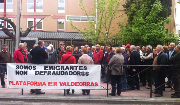 Concentración da Plataforma de Emigrantes Retornados de Valdeorras, no Barco. 
