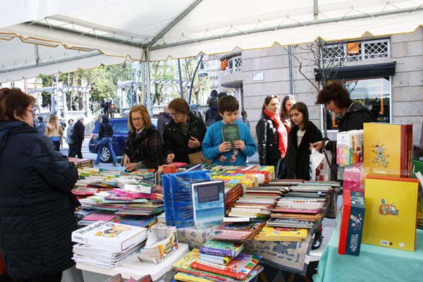 Os libreiros ourensáns saían á rúa con motivo do Día Internacional do Libro Infantil.
