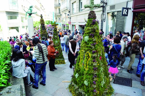 Público visitando os Maios na cidade de Ourense./ Foto: Carlos G. Hervella.
