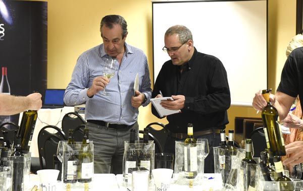 O enólogo José Hidalgo e Pedro Ballesteros, o único Master of Wine español, catando viños valdeorreses./ Foto: Carlos G. Hervella.