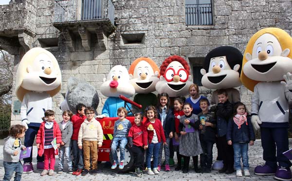 A familia Os Bolechas cun grupo de nenos en Ourense.