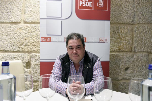 O candidato socialista á alcaldía de Verín, no encontro mantido coa prensa o 14 de abril./ Foto: Carlos G. Hervella.