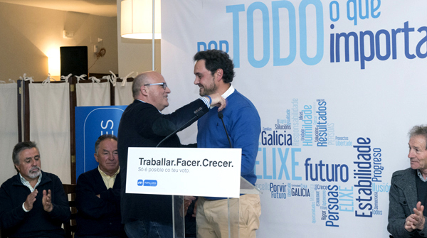 O candidato do PP á alcaldía trives, Jesús Prieto, saudando a Manuel Baltar./ Foto: Carlos G. Hervella. 