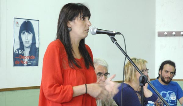 A candidata do BNG na Rúa, María González Albert, durante a súa intervención. /Foto: Mónica G. Bellver.