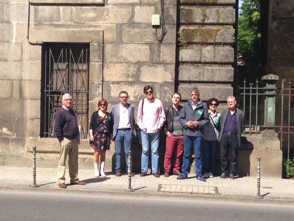 Membros de CxG, diante da cadea vella, na rúa Progeso de Ourense.