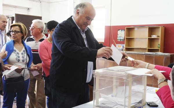 O popular Avelino García Ferradal, votando. /Foto: Carlos G. Hervella.