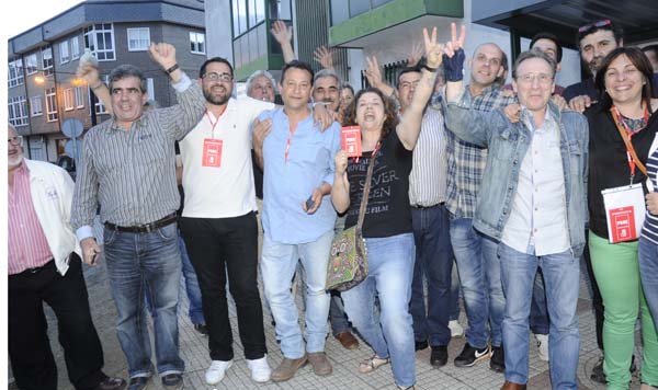 Os socialistas de Vilamartín celebrando o triunfa nas eleccións. /Foto: Mónica G. Bellver.